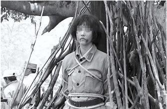 1950 年，我军在甘肃逮捕一女匪首，竟是失散 14 年的红军排长。当战士们将她