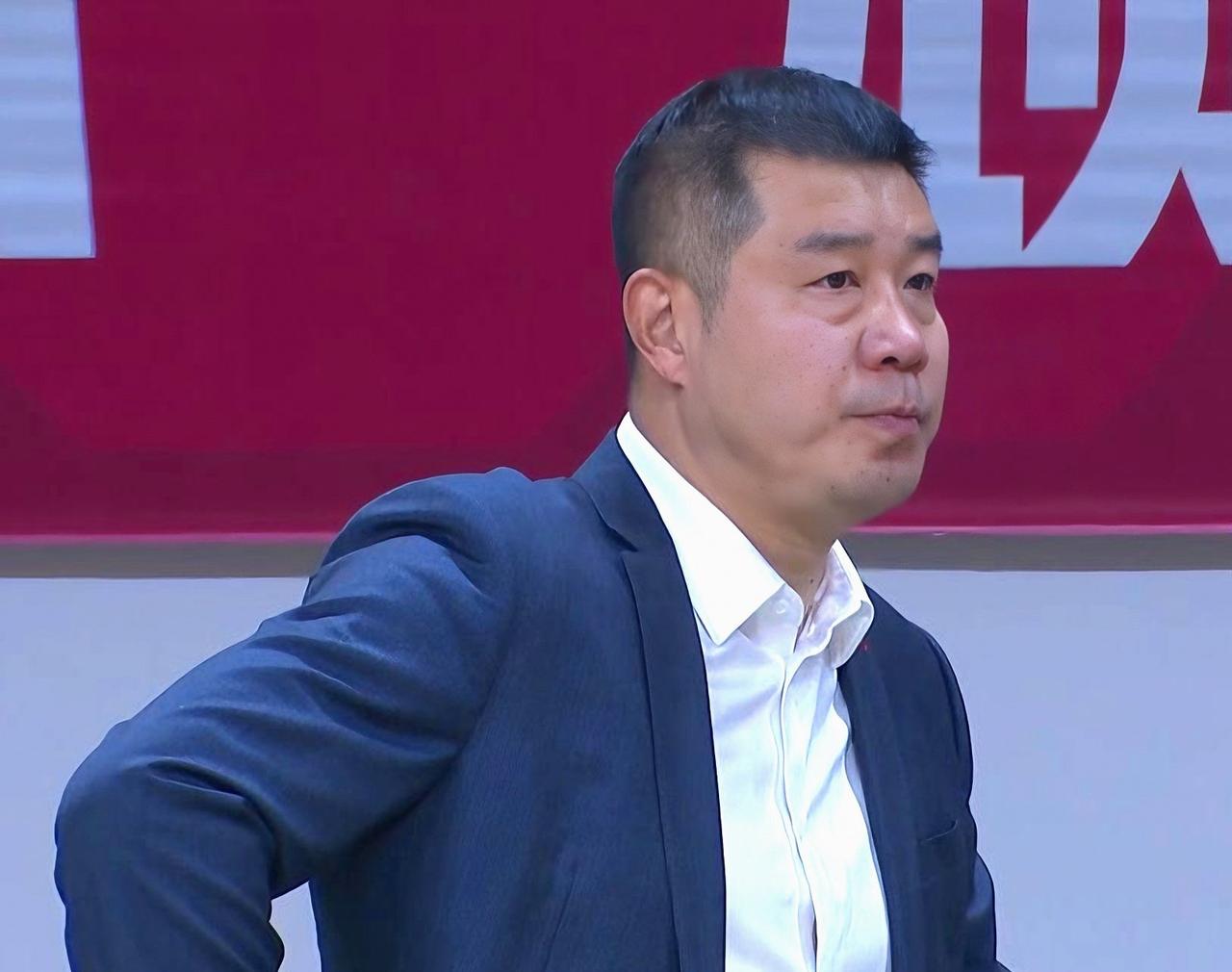 该赢的球打输了！侯冰的指导水平真是堪忧啊！
客场打四川女篮，还打了三个加时，那时