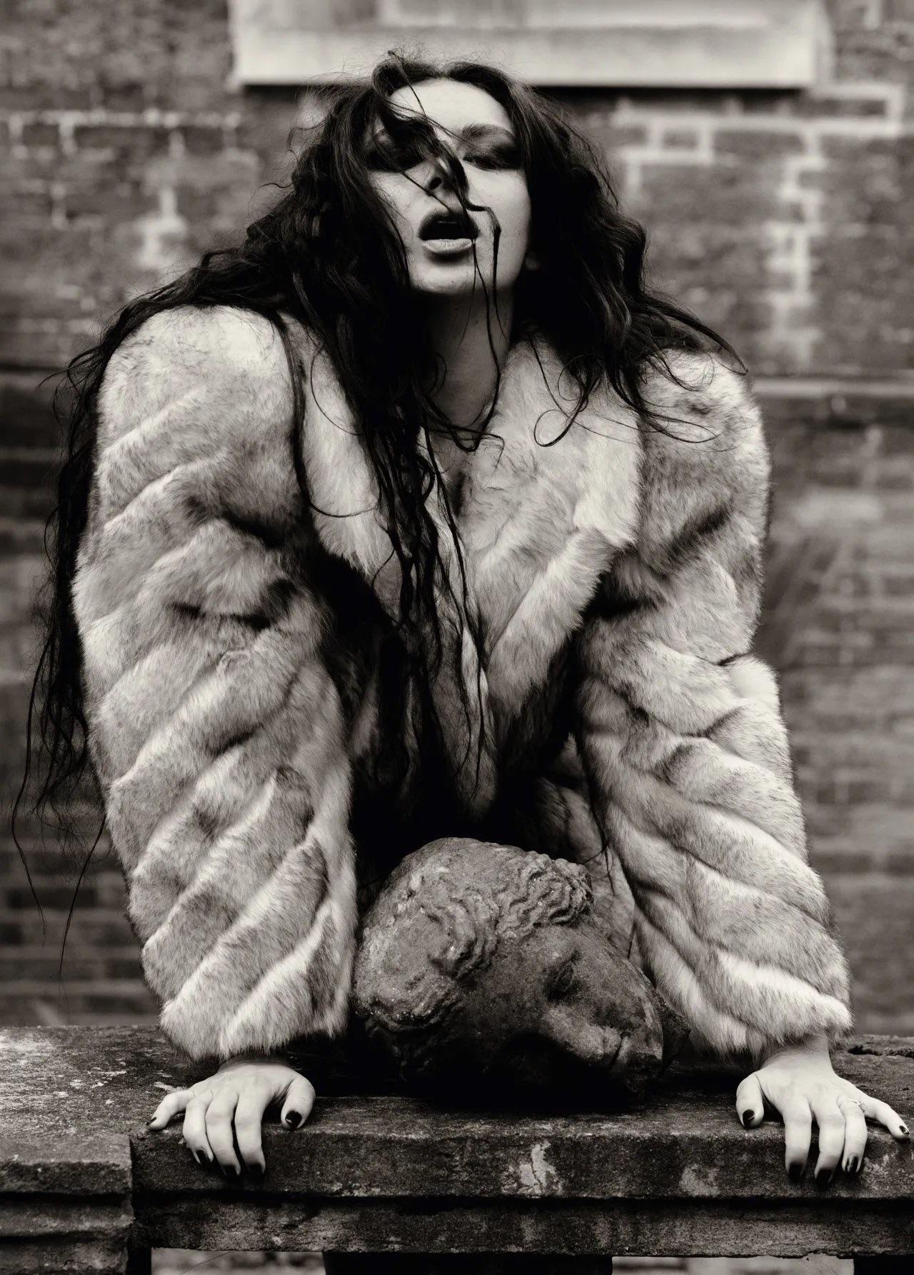 “我认为舞池已经死了，所以现在我们在做摇滚音乐。”—— Charli xcx 谈