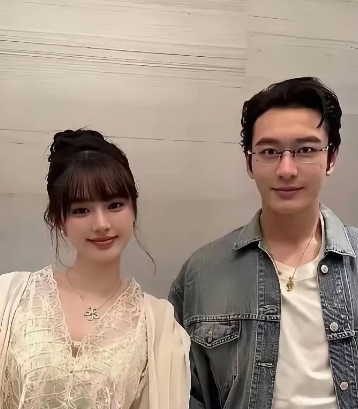 黄晓明的新女友，一上来就做了件非常“反常”的事。
恋情消息刚传出来，她就直接把社