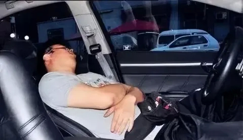 “这次交警输了！”河北石家庄，民警巡逻时，在一‮附区小‬近发现一‮锁反子男‬车门
