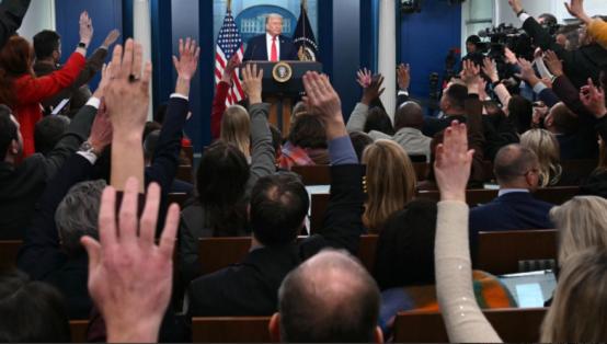 特朗普表示“现在就可以走了，但我们想把它完成”。意思是把伊朗彻底砸烂后再走。这让