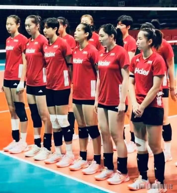女排小将董禹含伤情不乐观。中国女排16名队员在土耳其安卡拉球馆内热身，除了此前受