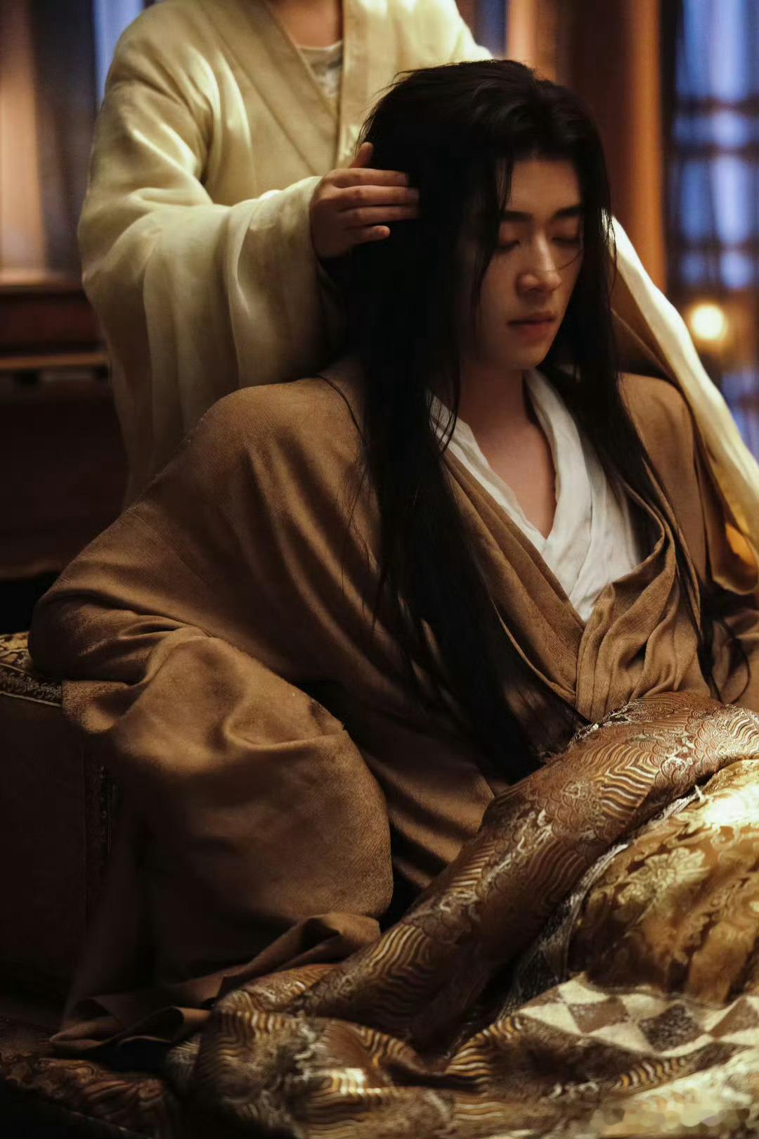 夏侯澹变脸和川剧似的前一秒还温润如玉、笑意浅浅，下一秒眼神骤冷、气场全开，情绪切