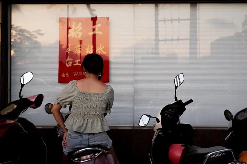 勇敢的打工妹于2001年未婚先孕，在广州新塘买房，成人生赢家。
2001年才知道