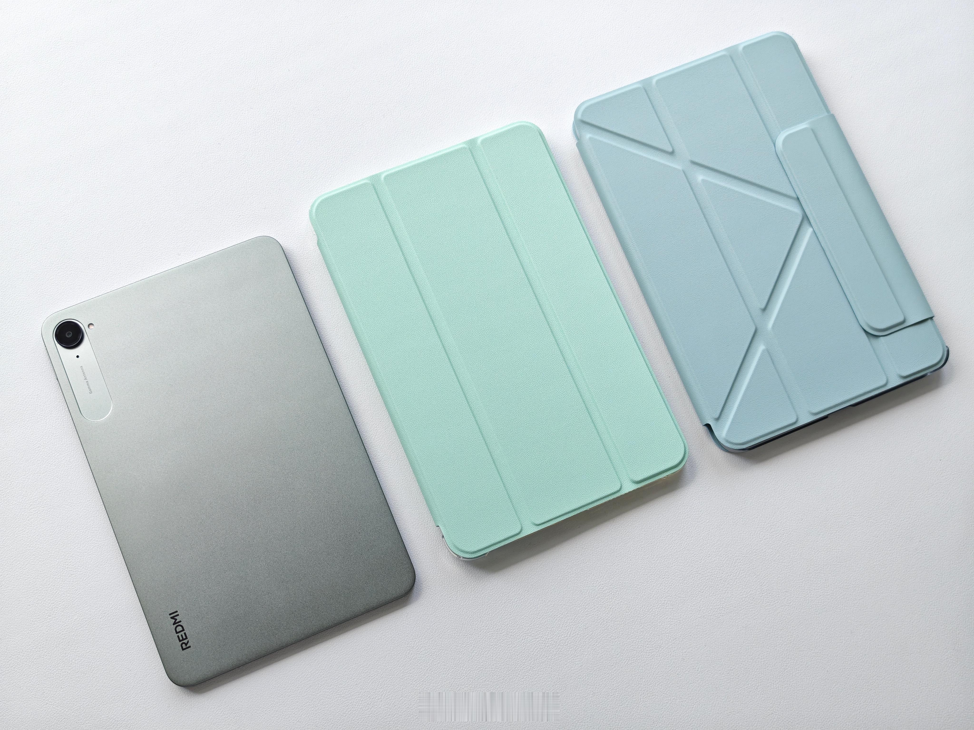 新入手了两款 REDMI K Pad 的保护壳。  第一款是烟青色，内壳是 PC