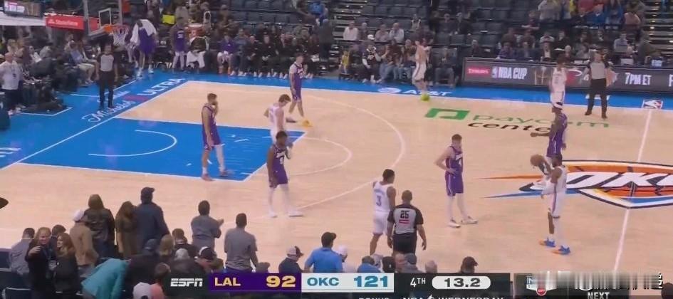 三节百分！！！雷霆大胜湖人亚历山大再刷新数据。本场比赛开局湖人率先发难，随后比赛