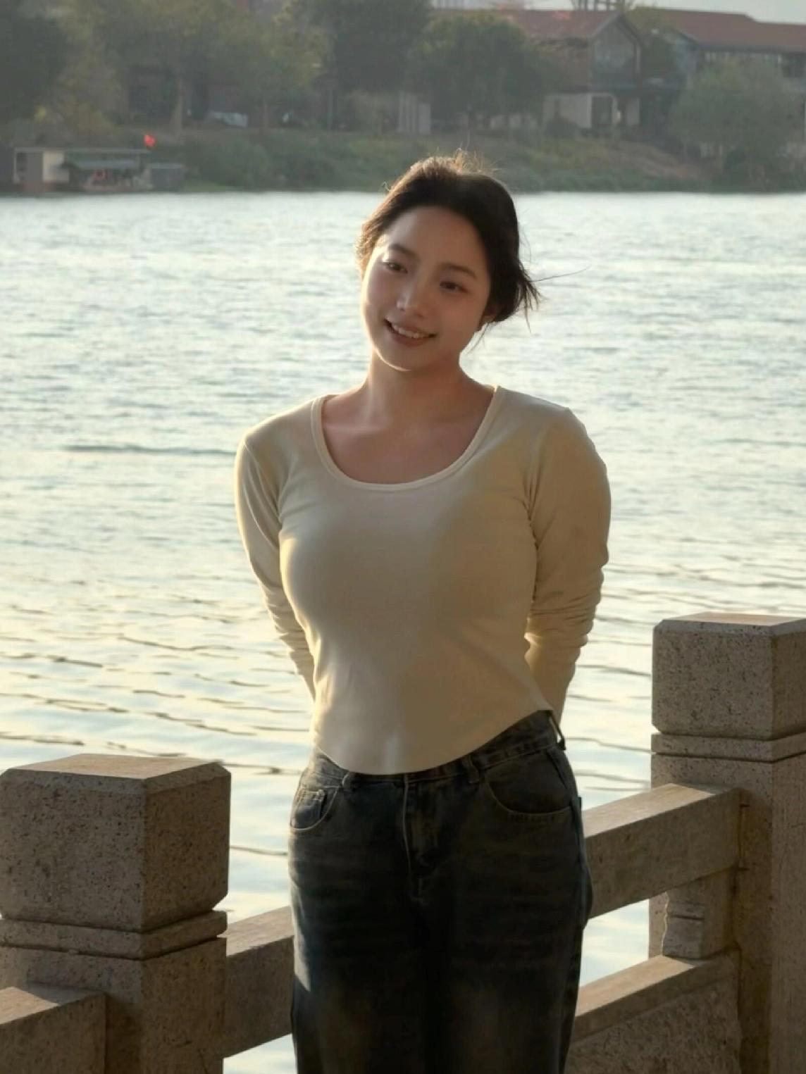 重庆妹子嘛，脾气直得很，
爱你恨你都写脸上，
说话跟火锅一样滚烫带劲。走路带风，