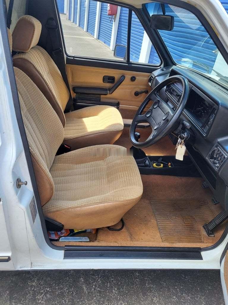 大众开迪？？？这是1984年在新西兰上牌的，1.6汽油+手动挡，此车已经行驶了2