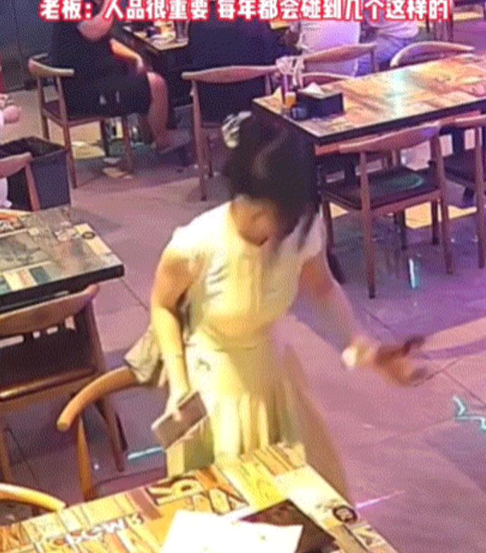 “肯定不是第一次！”江苏一家烧烤店里，一名白衣女子进店正常点单，全程淡定从容，看