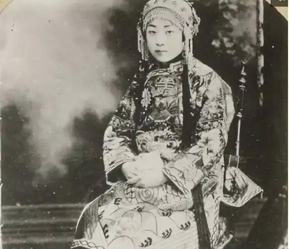 民间传闻赛金花用身体讨好联军司令瓦德西保护了京城民众可信吗？

提起清末的乱世红