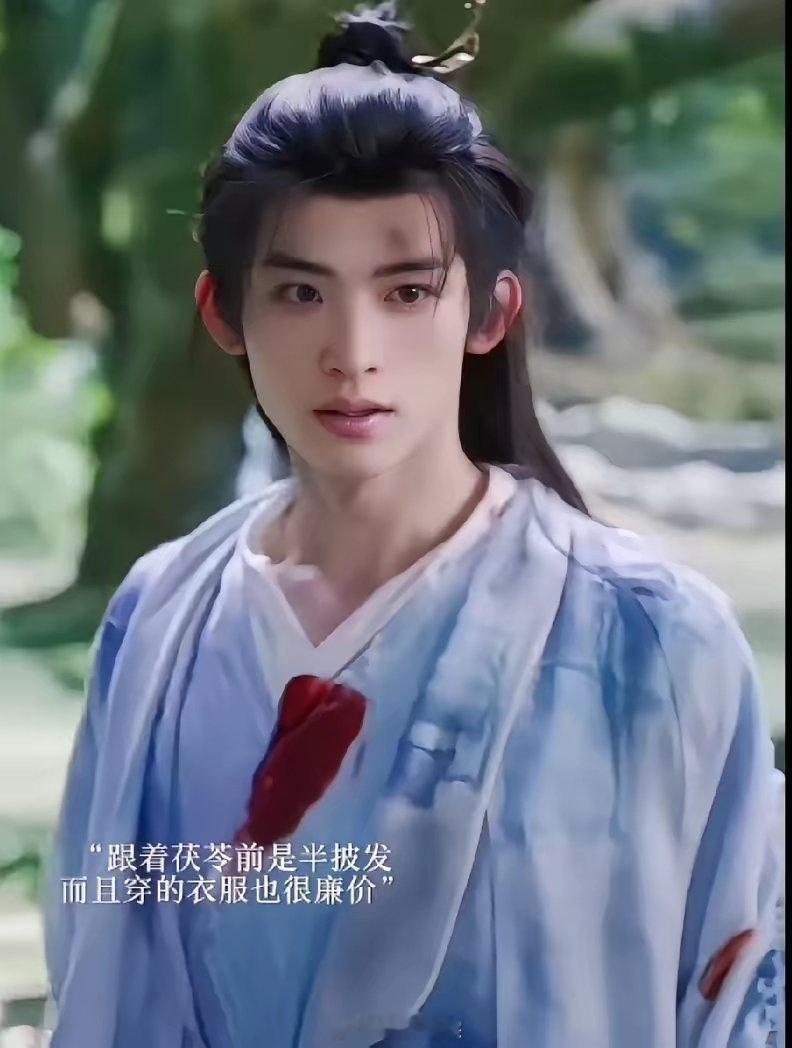 《白月梵星》：细节就是重昭跟着茯苓后，不仅发型变了，穿着也比之前贵气多了，气质就