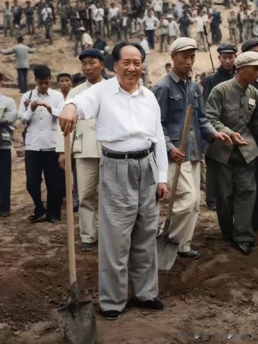这才是真实的毛主席，穿着普普通通，与人民站在一起，走进工地，走进农村，投身到生产