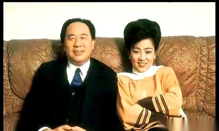 翻开八年前关于牟其中出狱的那则旧报道，最刺眼的根本不是他76岁的白发。这位当年靠