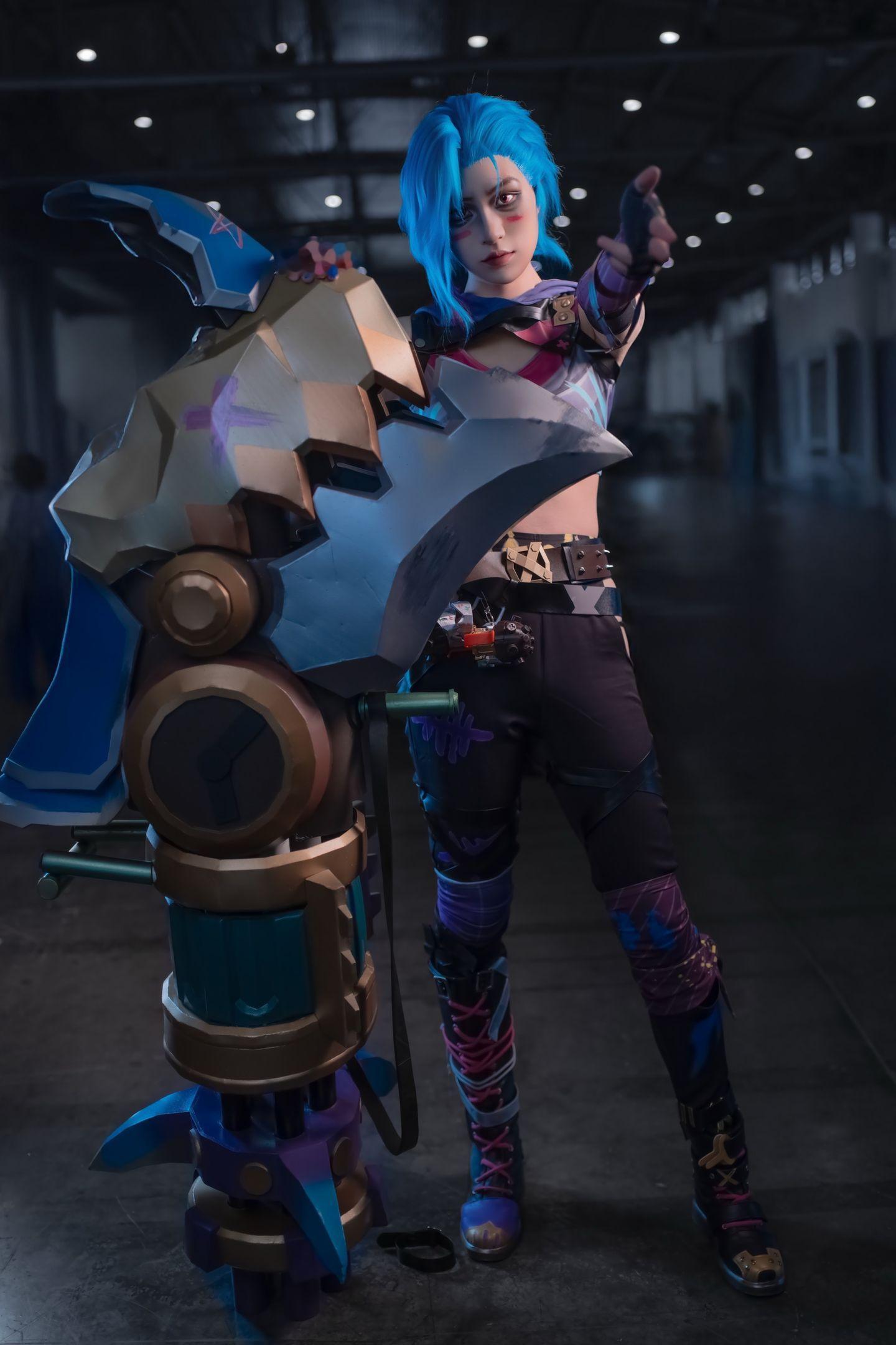 离金克丝只有一米是怎样的体验她说话时嘴角的弧度，带着那种标志性的戏谑与疯狂。每一