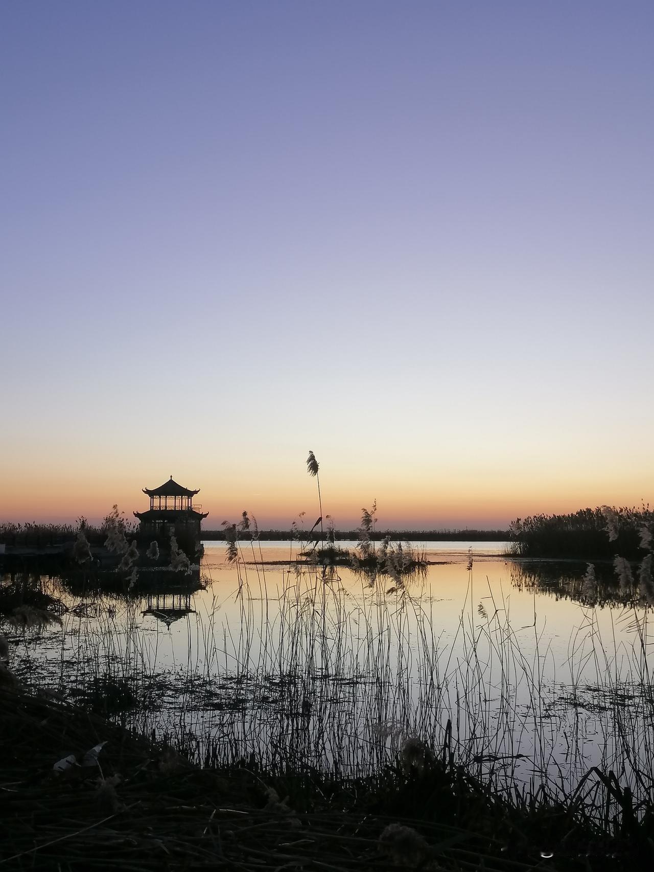 村里最近发生了一件事，引起了全村轰动，成为人们街头巷尾热议的话题。
张二跟他堂哥