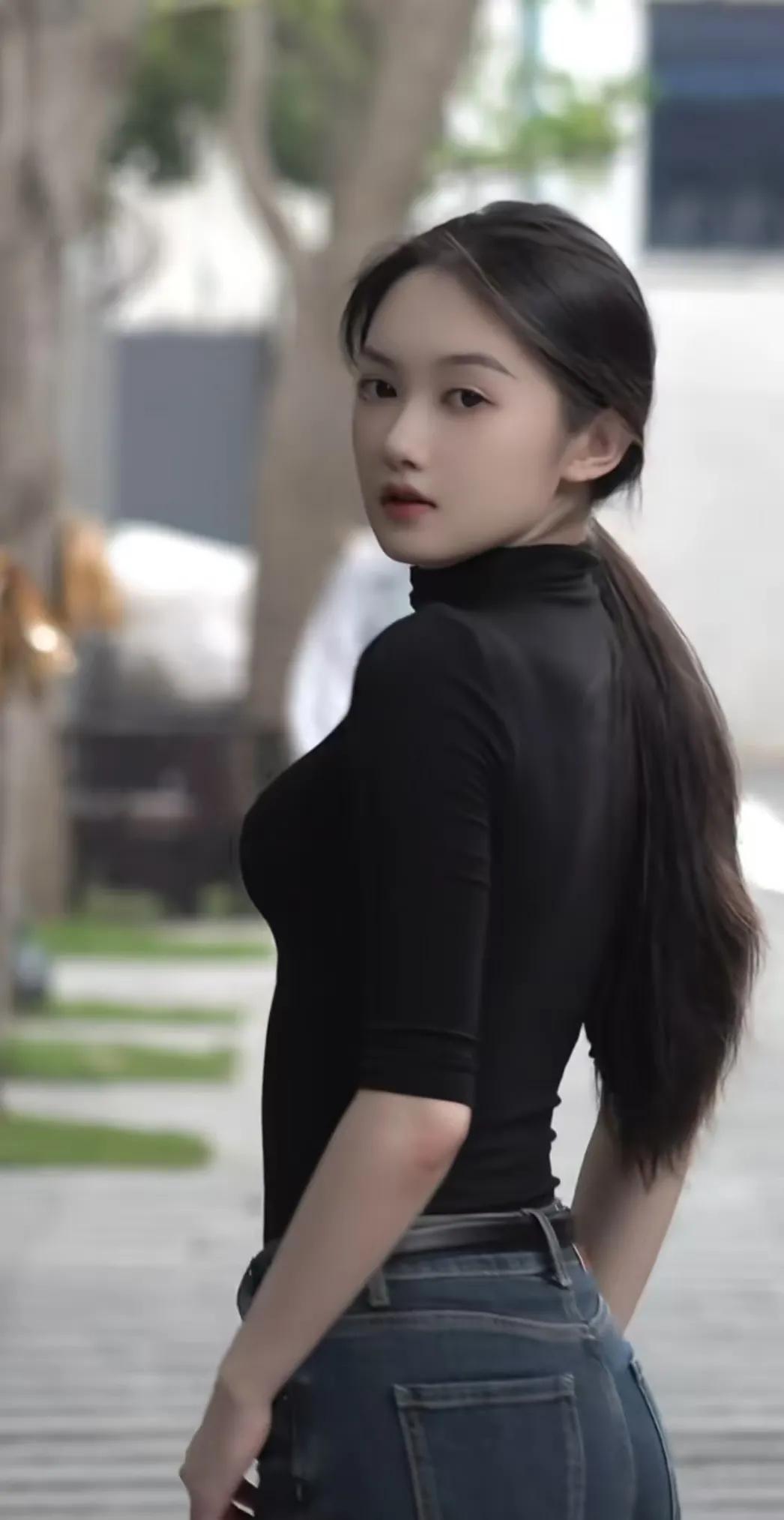 美女的美丽，从来不是单一的惊艳，而是由无数细节共同构筑的独特魅力。
她的眼眸里藏