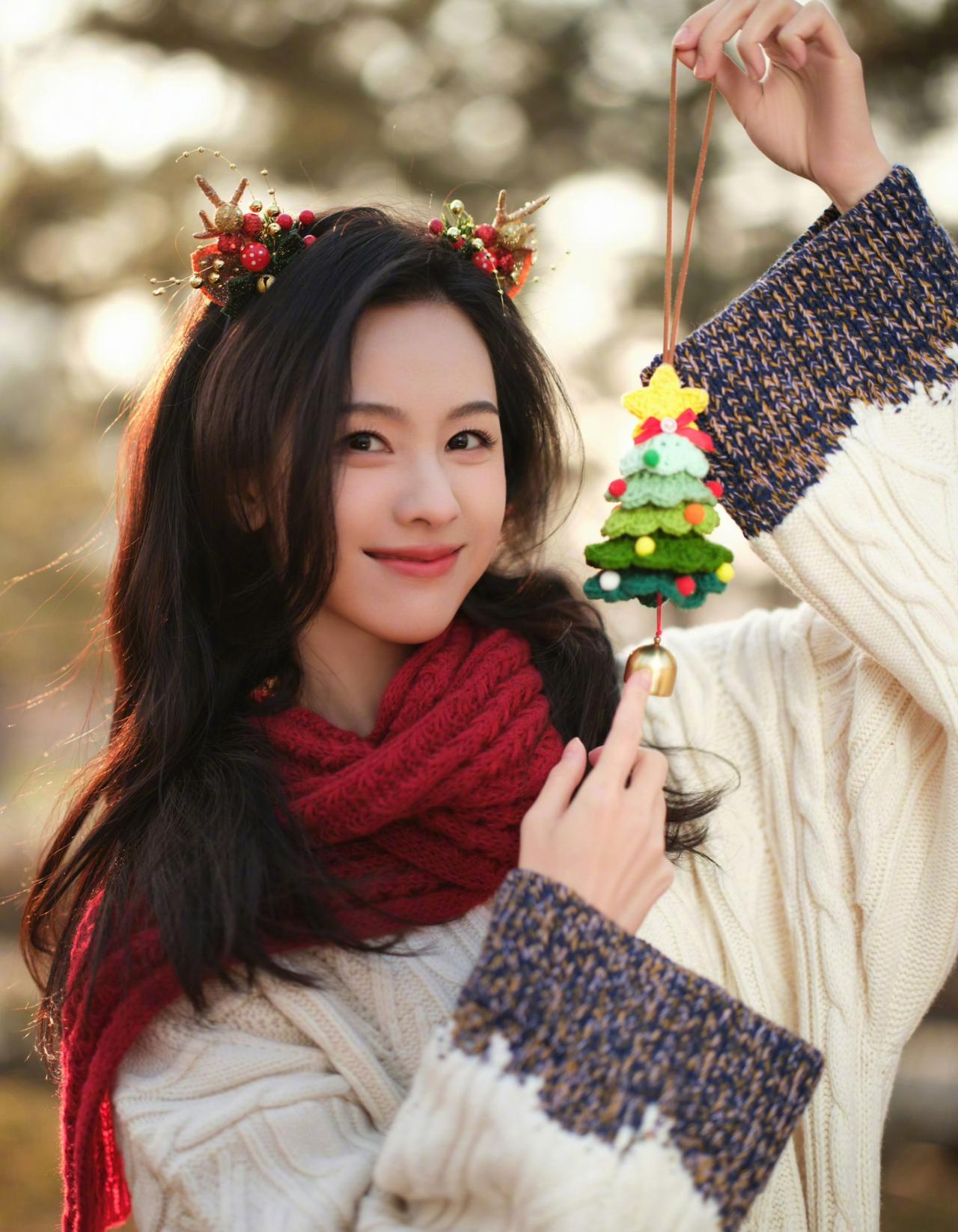 女明星们的圣诞节营业，美而萌之，圣诞快乐🎄！
陈都灵、姜贞羽、王鹤润、胡连馨、