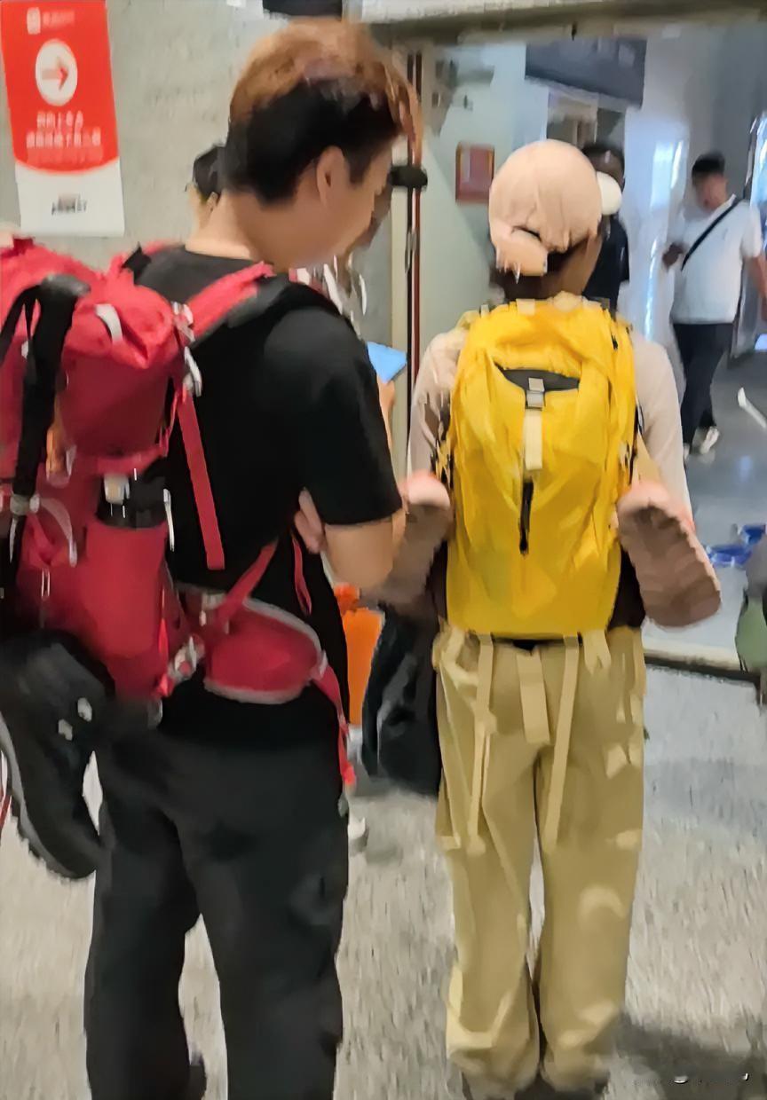 别人养个孩子是花钱，
我养个孩子是赚钱。
心里美得不要不要滴。
我这个大儿子呀，