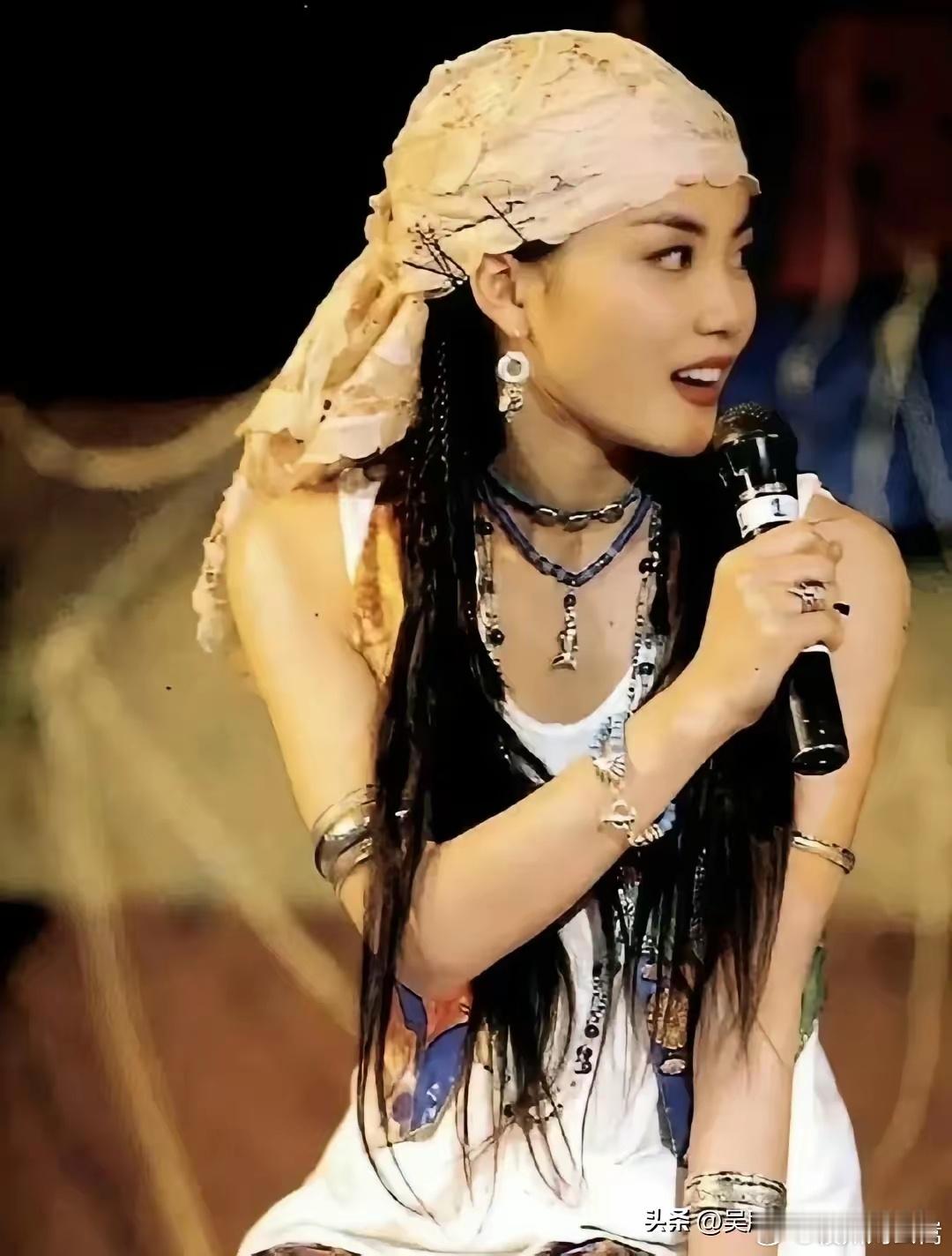 谢霆锋的新欢与旧爱，都是一样的阿拉伯风格的打扮，你喜欢哪一个？不过王菲的照片是年