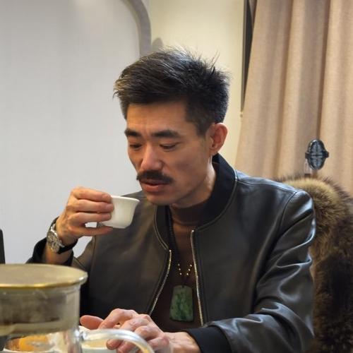 阿四’就被和平饭店轰了出来。转头在黄浦江边吹冷风，身上那件百万巴黎世家，还是假的
