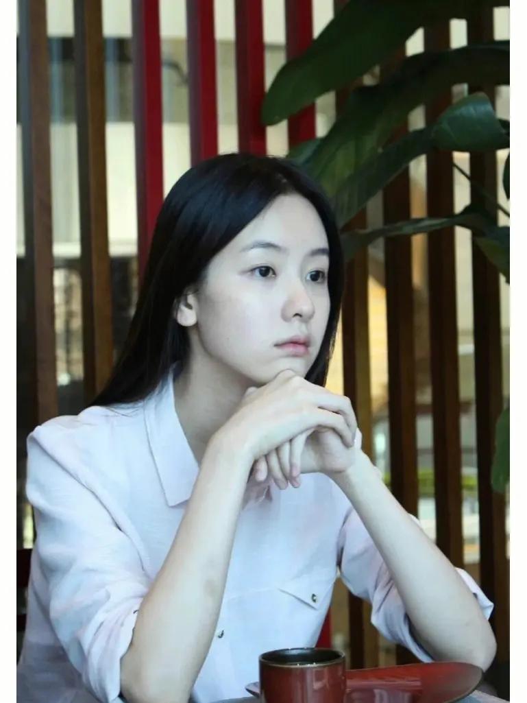 陈都灵真的不尴尬吗？营销“八年了 她终于红了”的词条，她不就一掀桌咖？

尴不尴