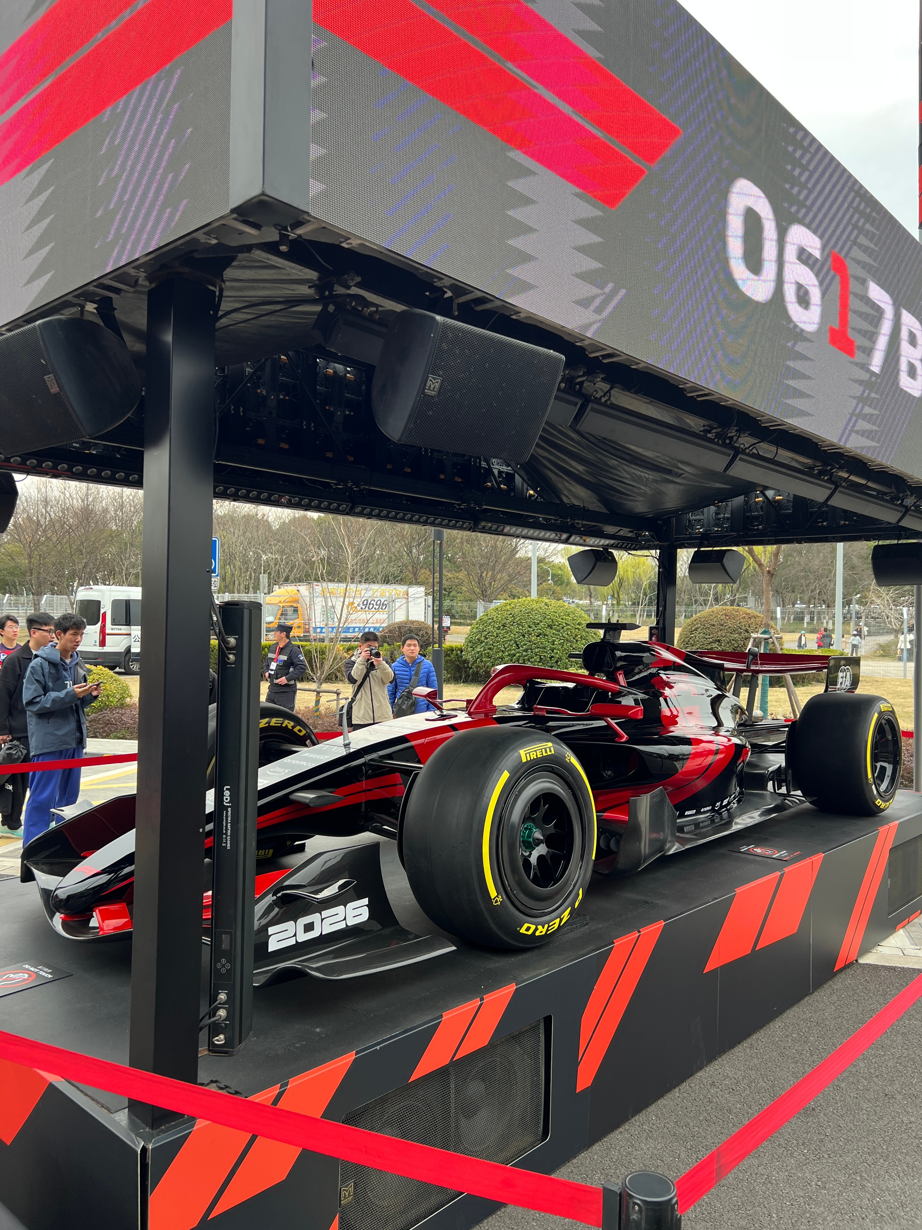 卖的最好的竟然不是法拉利的周边，而是红牛，第二天就全部售罄。还有一款奔驰的帽子，