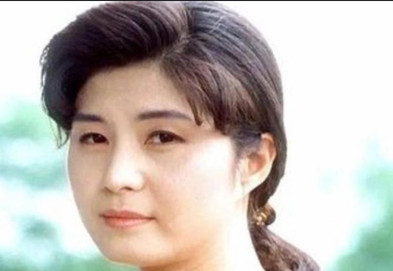 1987年，一名朝鲜女特工在一架韩国客机上安放炸弹，导致飞机上的人员全部遇难，然