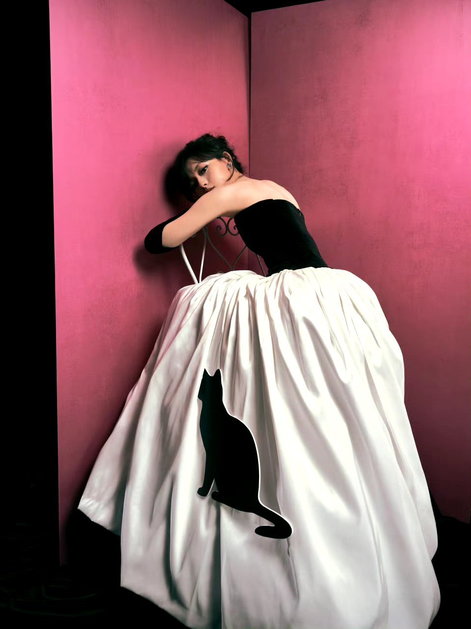 文淇不愧是电影咖，拍个硬照都这么有戏和灵动。文淇 郁金香小姐