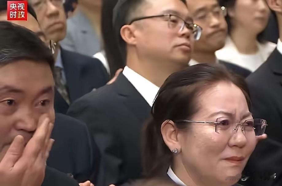 七一勋章颁奖现场一幕破防！儿女强忍落泪，背后是父亲半个世纪的亏欠与坚守
 
​​