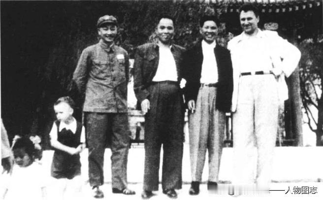 朱良才(右二)、韩伟(右三)与苏联顾问在一起。