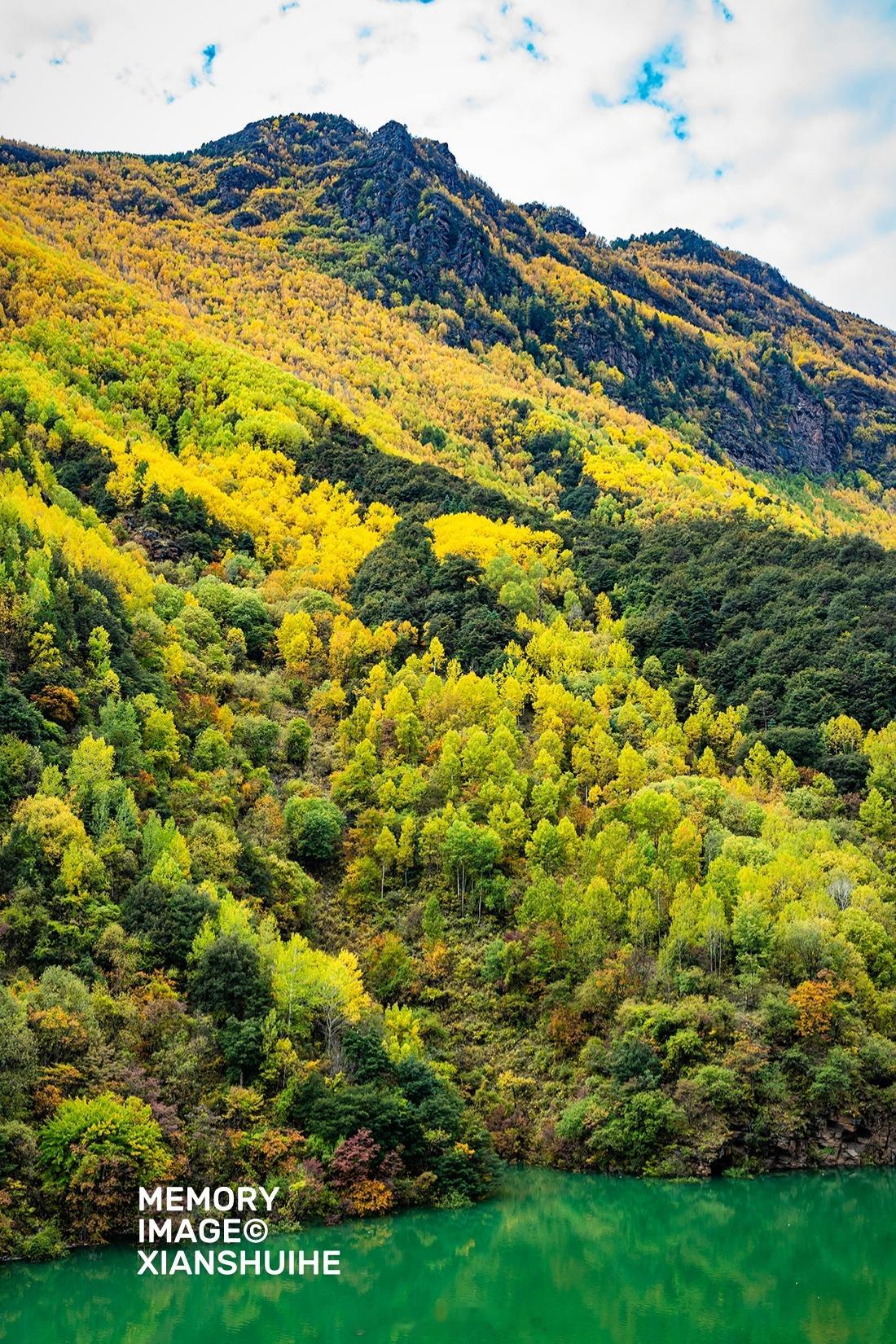 鲜水河彩林｜一个看川西秋色的小众秘境道孚新龙，鲜水河谷，秋色斑斓，​穿行画中！​