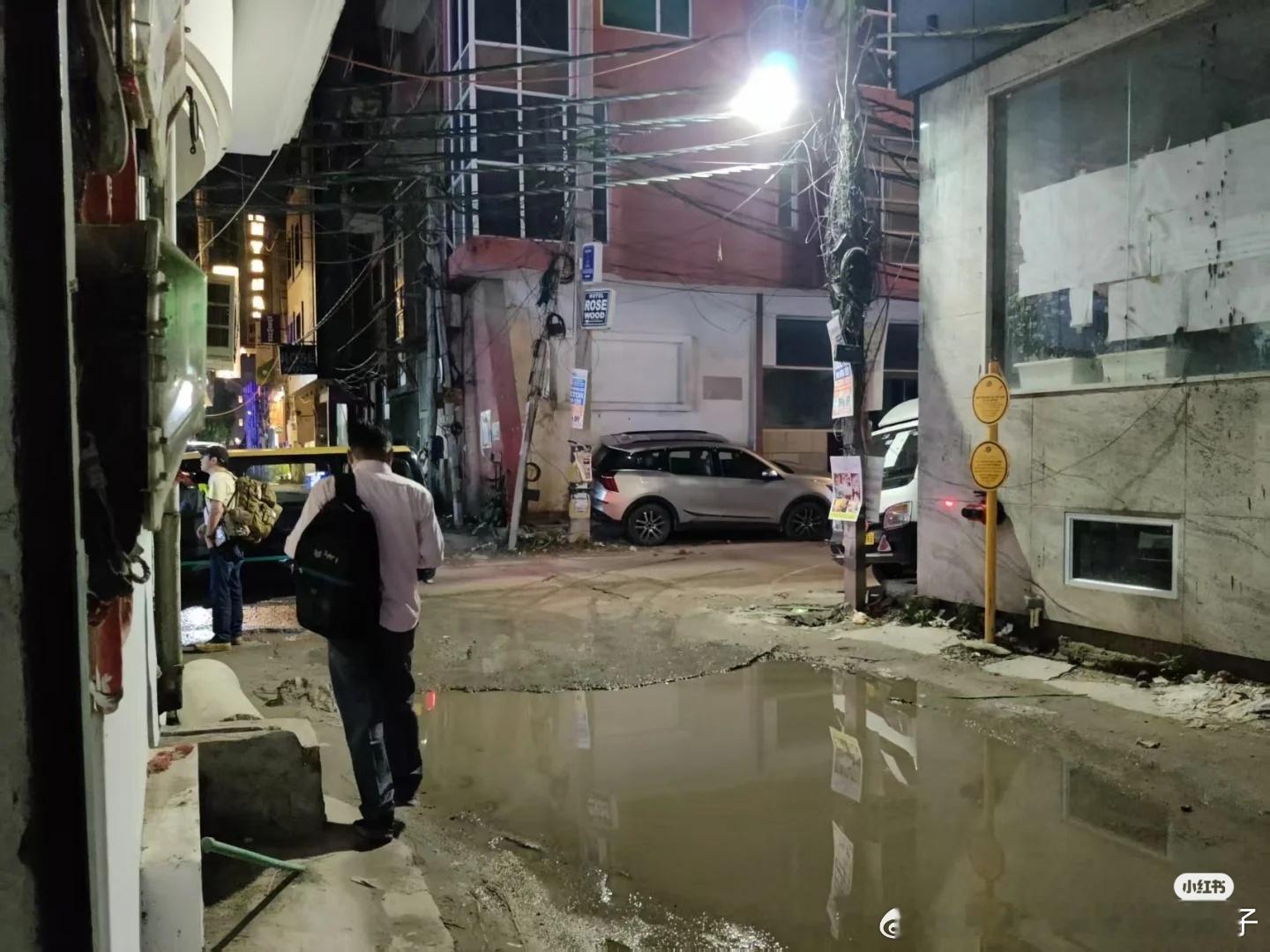 中国体育这次派了记者去印度报道亚锦赛，记者今天到了印度首都德里，赶路前往比赛城市