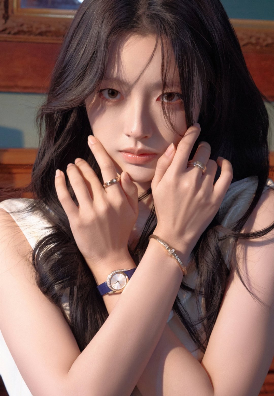 徐若晗这样好看的手就适合佩戴展示很多很多漂亮的珠宝首饰