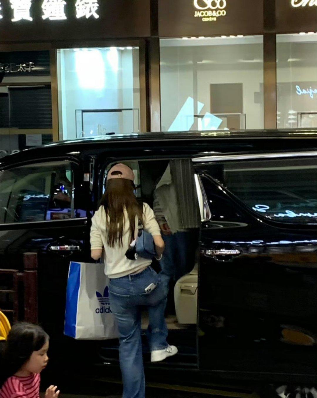 杨颖带孩子出去玩可能演员方面不是很优秀不过她真的是个好母亲[泪][泪][泪] ​