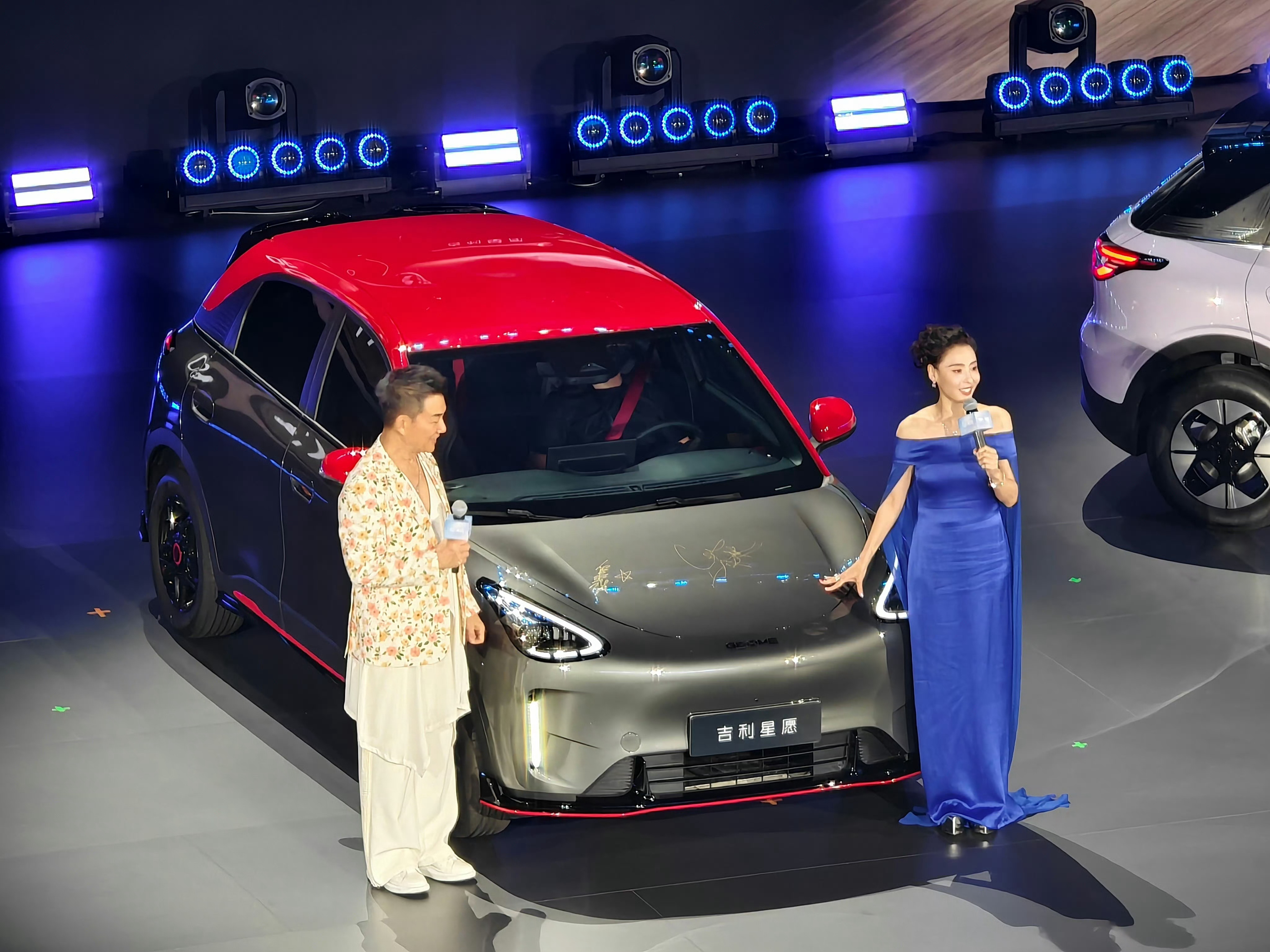 记得去年星愿发布会张柏芝和任贤齐来了，如今已经有了60万名车主。今天除了发布新车