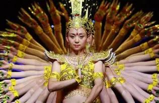 当年千手观音的聋哑人领舞，被富商苦追8年，她如今成了这副摸样。

2005年春晚