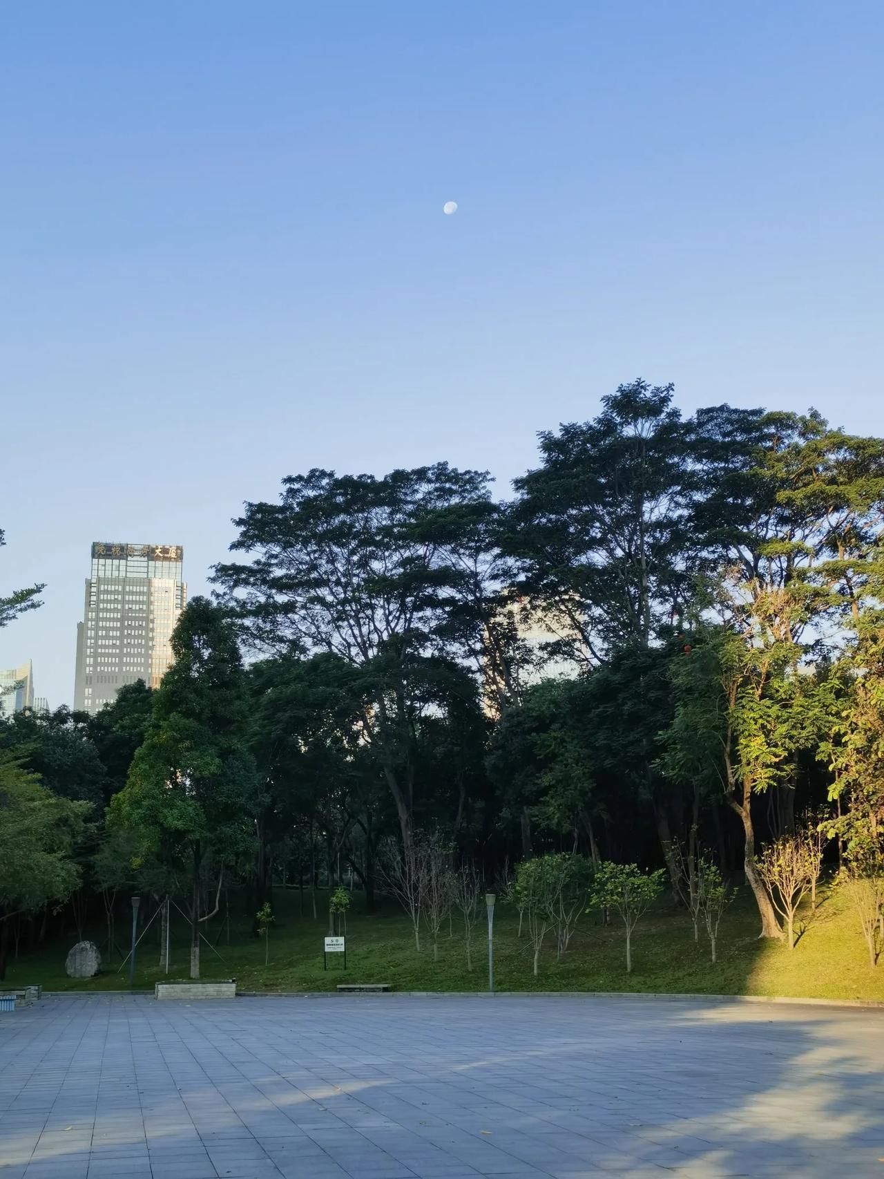 日日日，日升东海，
月月月，月降西山。