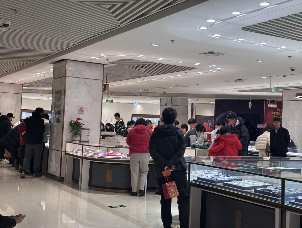 尽管金价已站上历史高位，但消费者的购金热情丝毫未减。记者于除夕当日在北京菜百总店