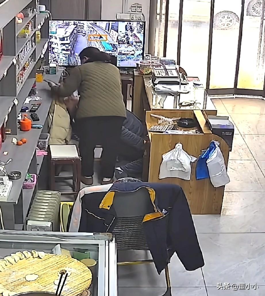 “明天和意外不知道哪个先来，且行且珍惜！”河南，一对夫妻上一秒还在说说笑笑的，下