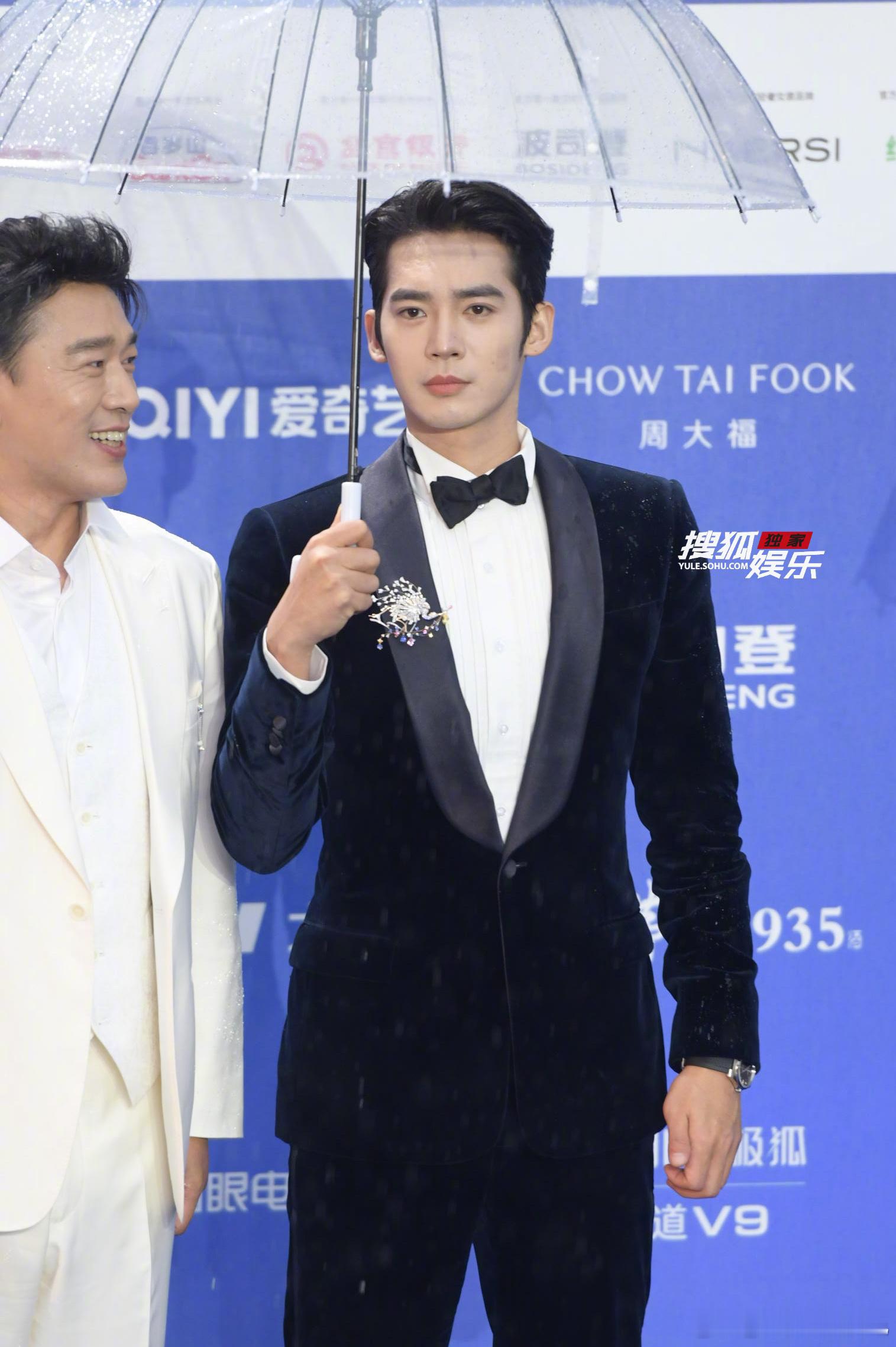 于适许魏洲红毯踮脚 于适许魏洲红毯拍照踮脚也太好笑了，哥俩的小互动看着也太有爱了