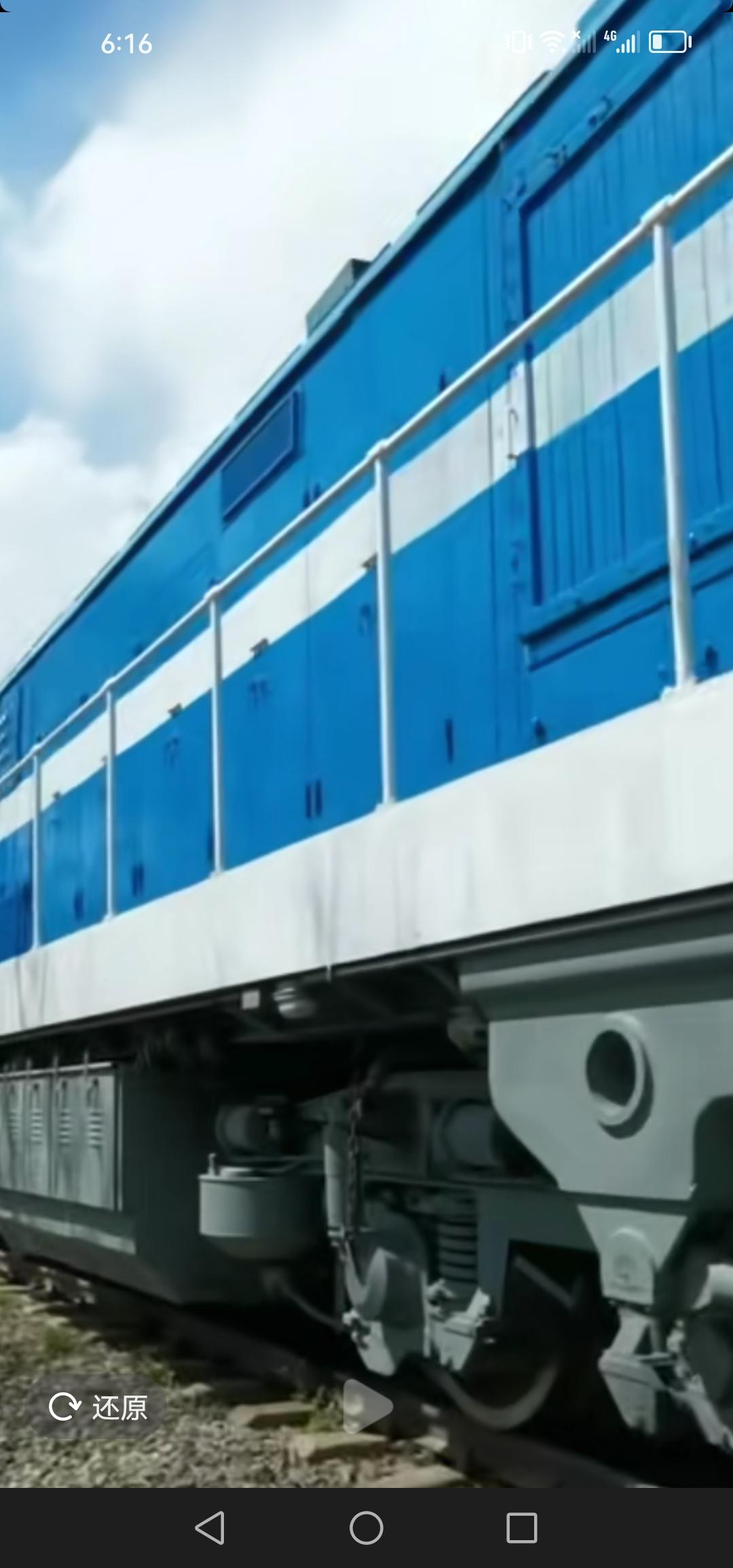 吉林市阿什哈达隧道的绿皮老火车正在改造，即将变身集吃喝玩乐为一体的火车集市，着实