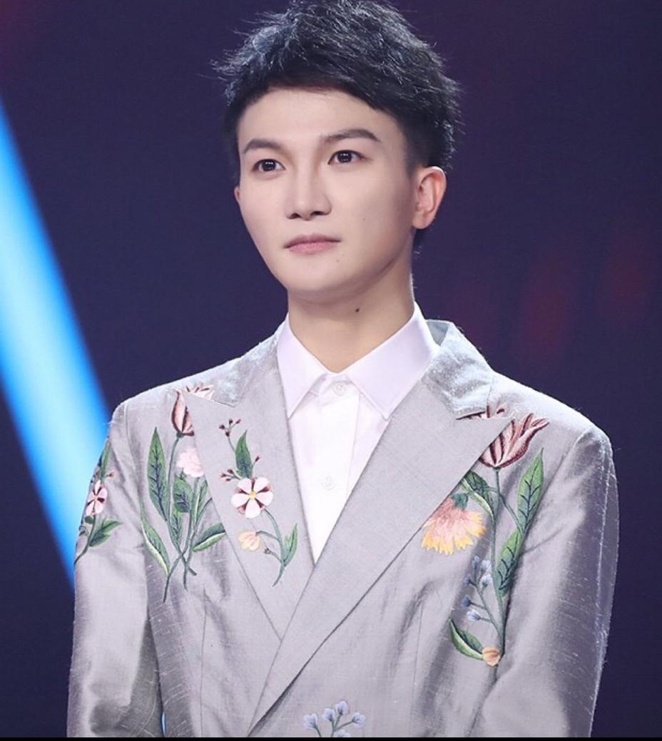 男不男女不女？周深舞台女装风愈演愈烈，内娱审美真的"歪"了吗？
娱乐