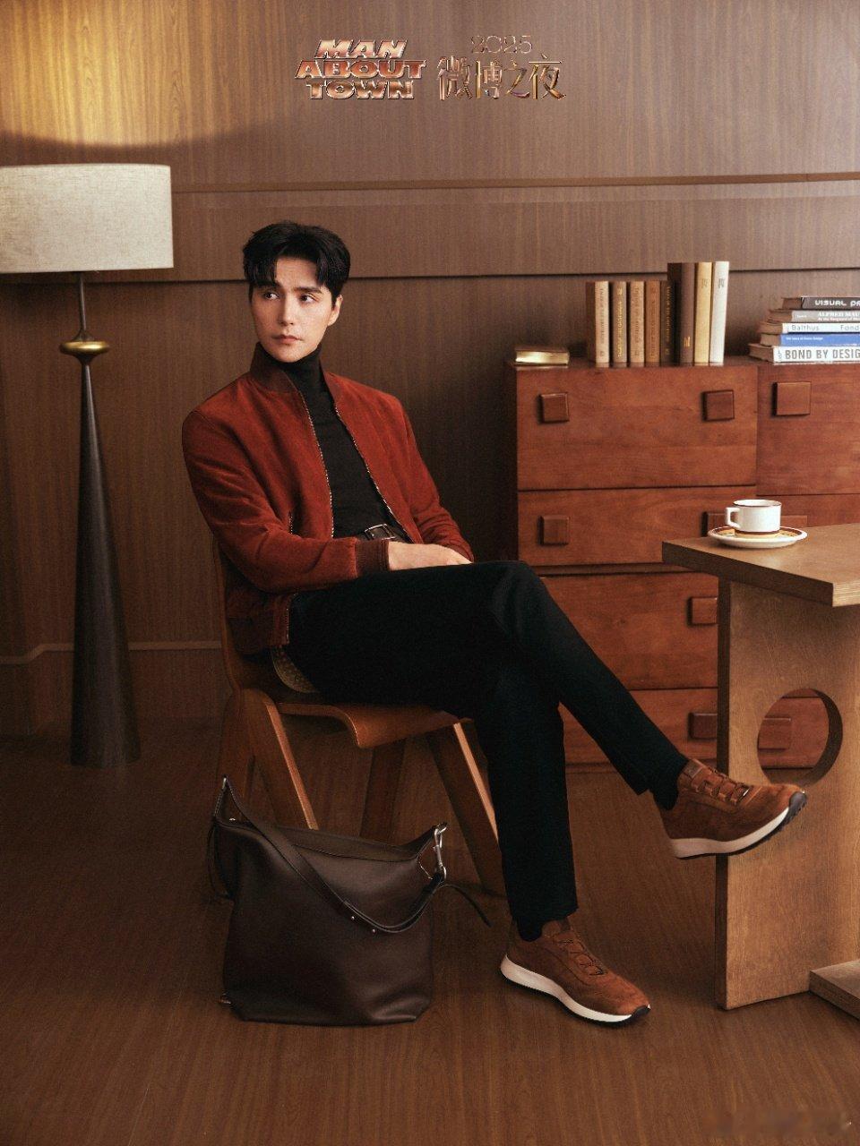 阿云嘎 Daddy 感 焦糖麂皮夹克的哑光质感与剪裁，触感柔软奠定温润基调，垂坠