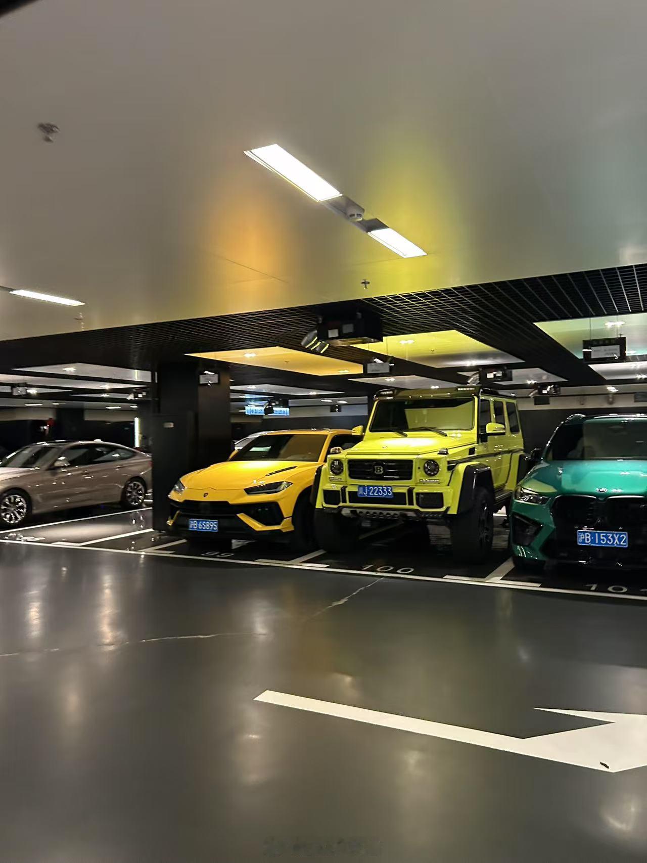 买豪车的隐性成本地库都得挑一挑层高已知奔驰G 500 4x4的车身高度大于2.2