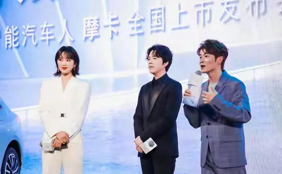 姚安娜李云迪出席活动，一个英俊帅气，一个像乡镇女企业家！
不得不说姚安娜的气质比