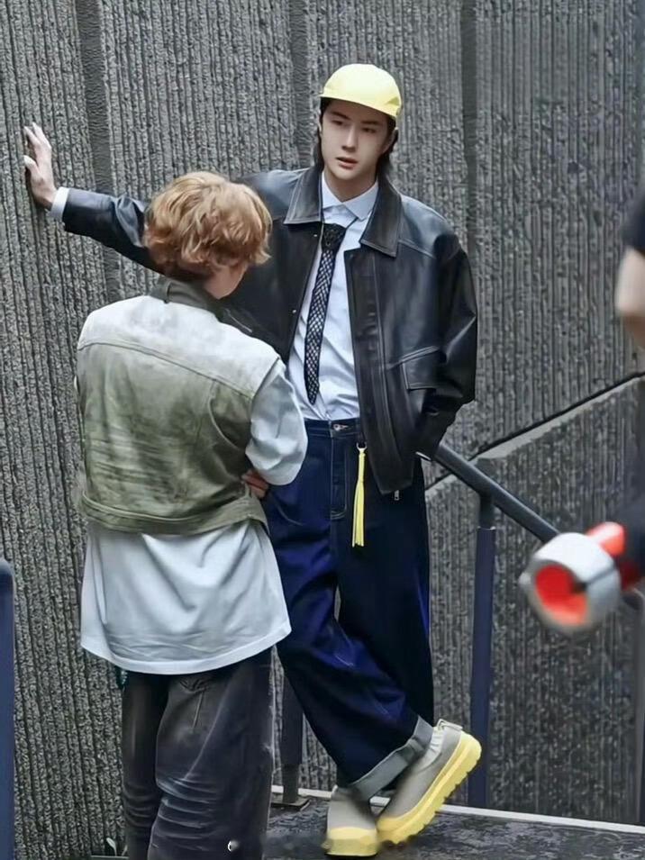 这个姿势可太青春男高了