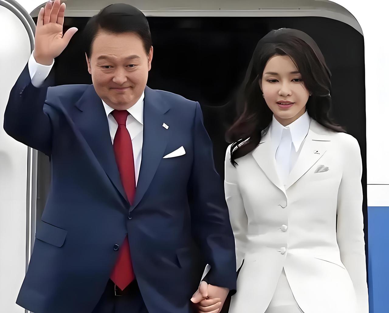 金建希今天应该得到了消息自己老公尹锡悦被判无期，她会做如何打算。

夫妻本是同林