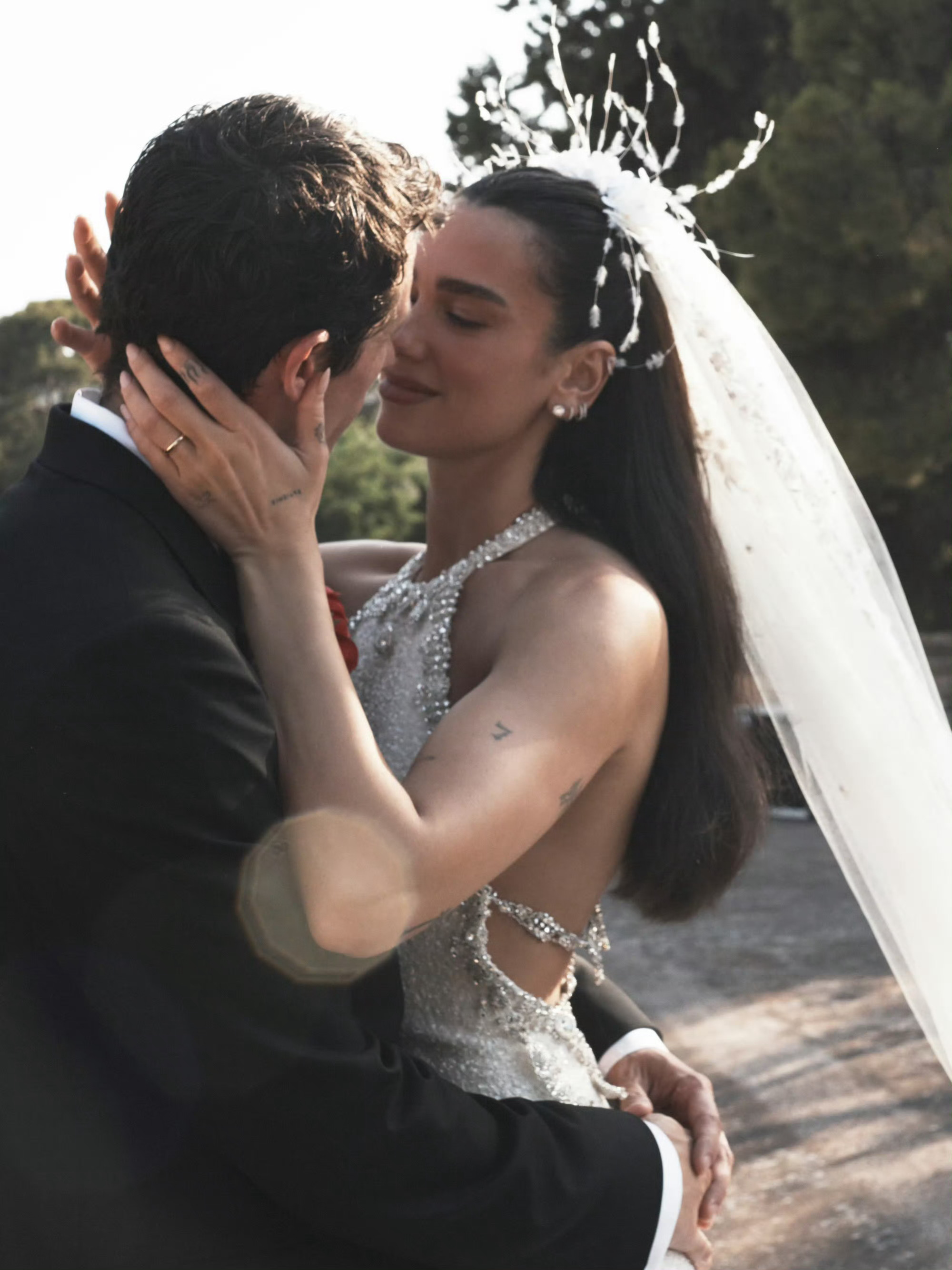 帕姐Dua Lipa 的正式婚纱终于曝光！这套由CHANEL特别定制的婚纱，以挂