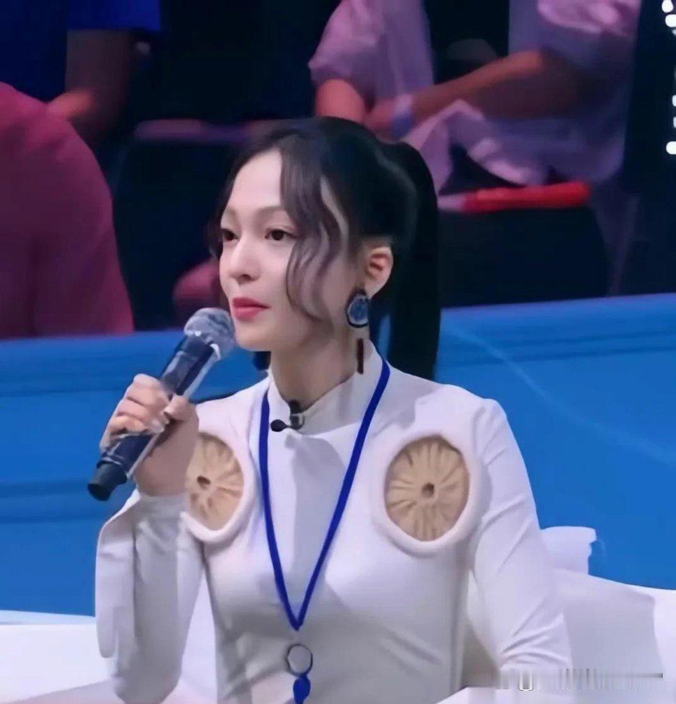 张韶涵这衣服上安的什么玩意啊 